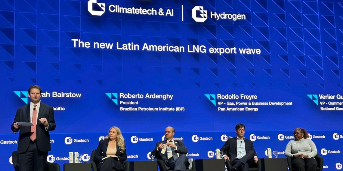 Promueve Gobernador Durazo Plan Sonora en Expoenergética más grande del mundo