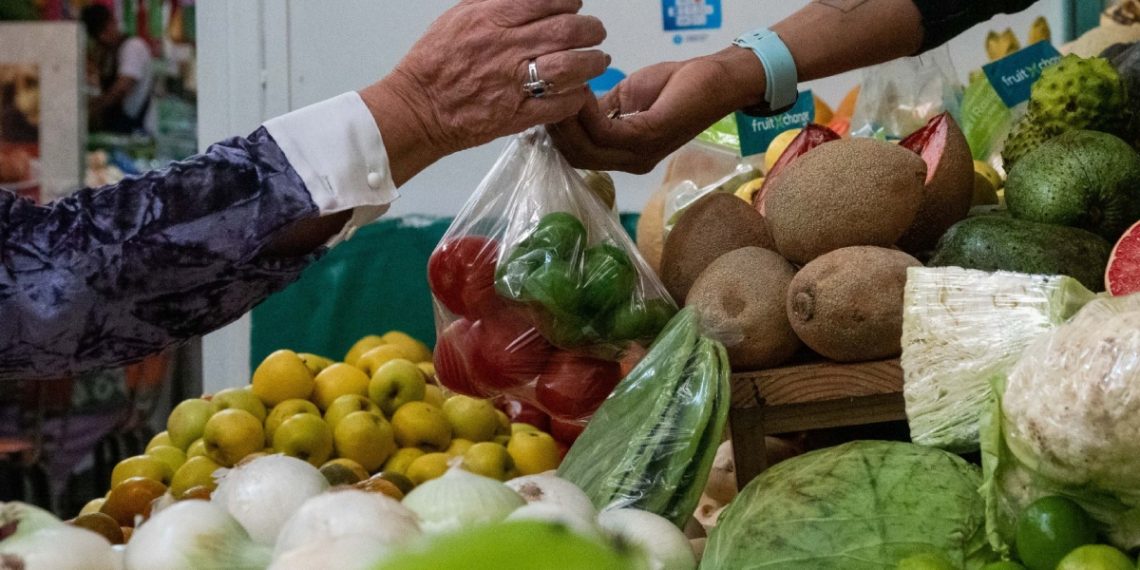 Inflación baja al 4.99% en agosto, logra su primer descenso en cinco meses