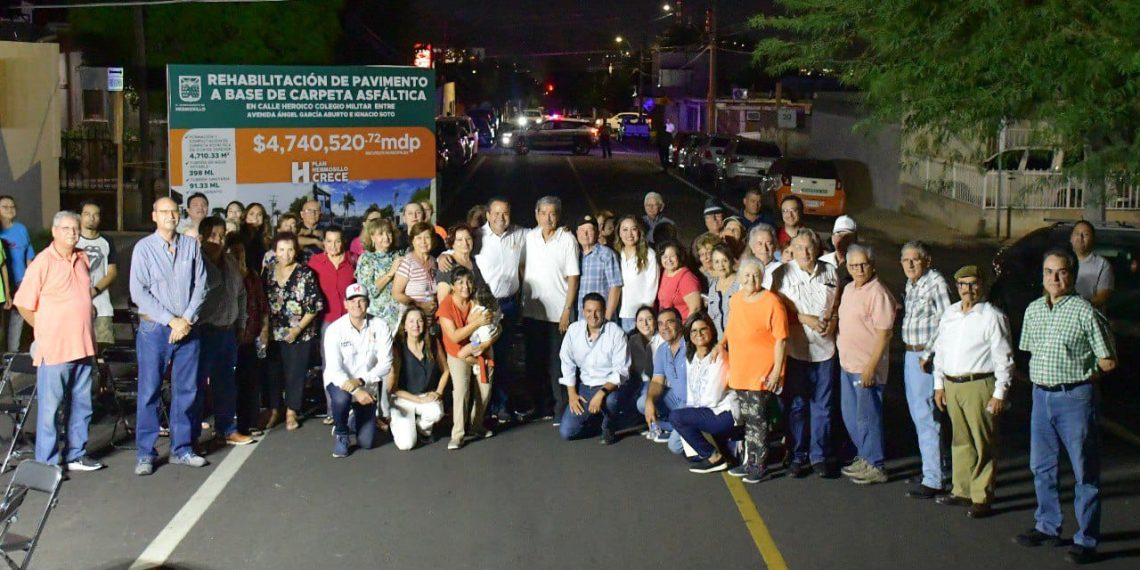 Entrega Toño Astiazarán rehabilitación de calle Heroico Colegio Militar en Loma Linda