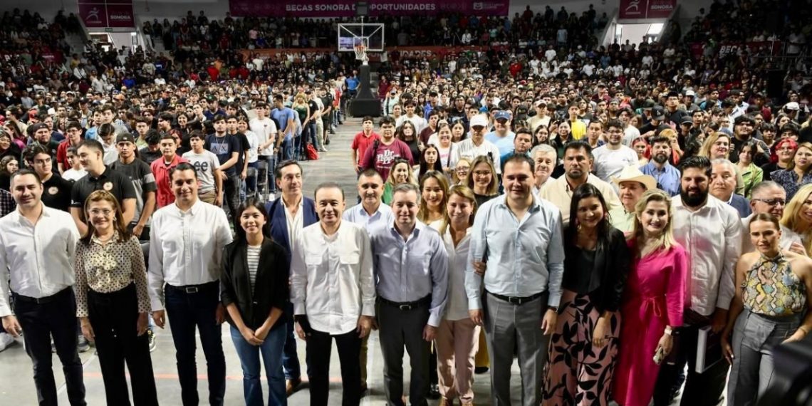 Beneficia Gobernador Durazo a 3 mil 500 estudiantes con becas e internet gratuito