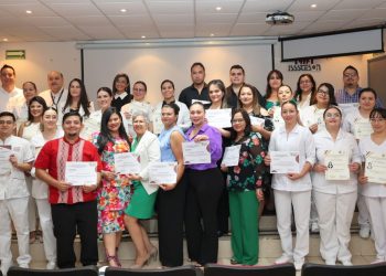 Culminan enfermeros y enfermeras diplomados en salud materna y cuidados oncológicos en Isssteson