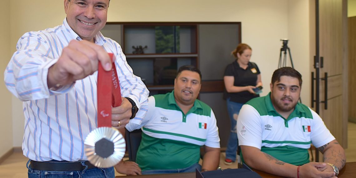 Reconoce Toño Astiazarán logros del medallista paralímpico Edgar Ulises Fuentes