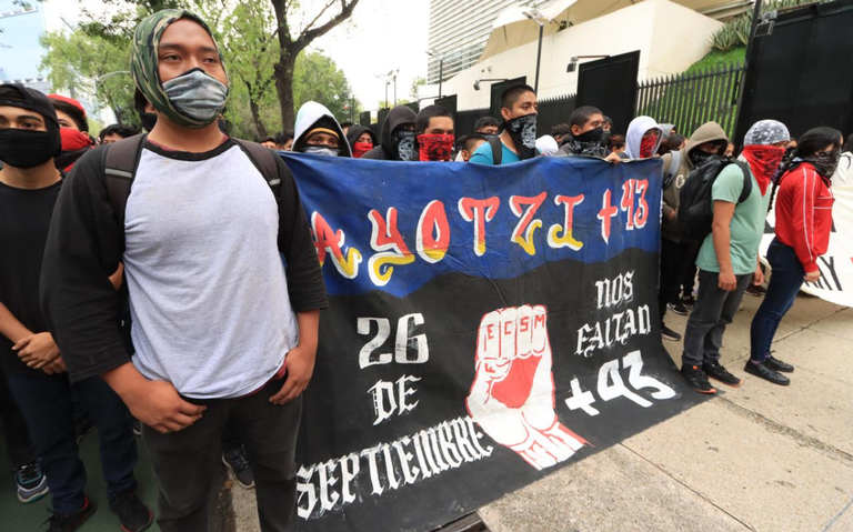 AMLO admite que no avanzó en el caso de los 43 normalistas desaparecidos de Ayotzinapa