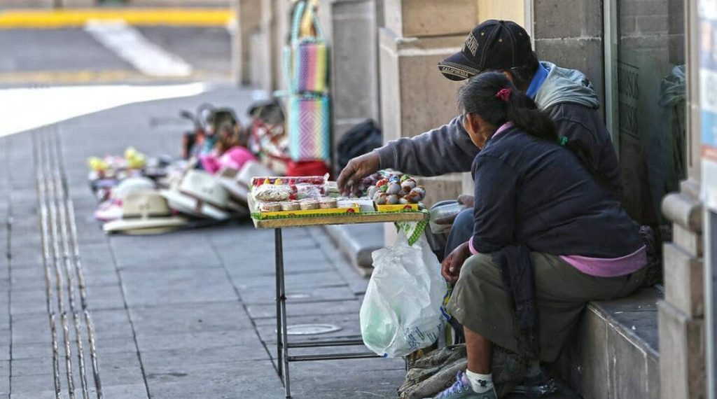 Mexicanos en pobreza laboral, en su nivel más bajo en 17 años: BBVA