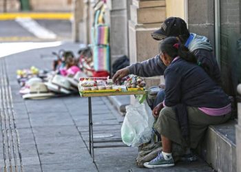 Mexicanos en pobreza laboral, en su nivel más bajo en 17 años: BBVA