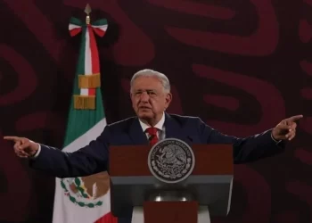 Renuncia AMLO a militancia en Morena