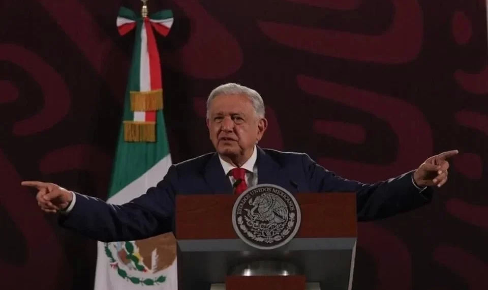 Renuncia AMLO a militancia en Morena