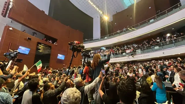 “¡Traidores!” Manifestantes ingresan al Senado e irrumpen sesión