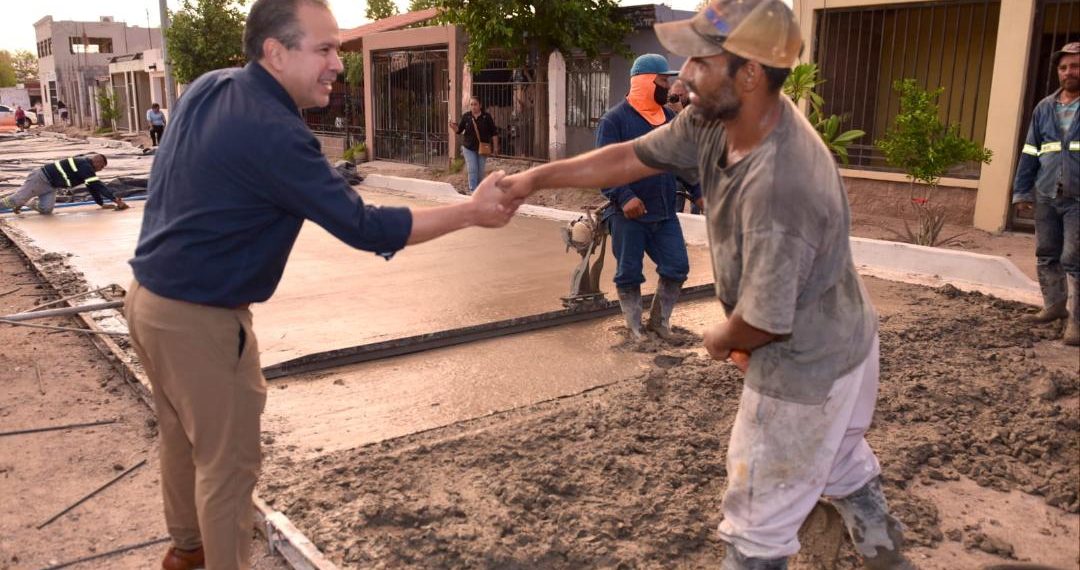 Constata Toño Astiazarán avances de pavimentación en avenida Suaqui Grande