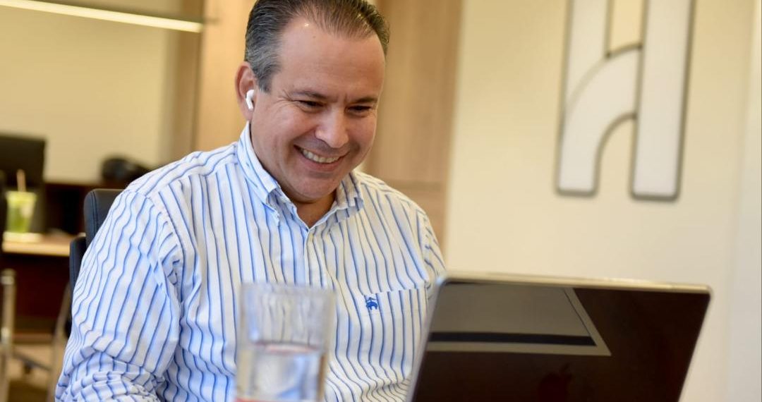 Acuerda Toño Astiazarán apoyo económico a ocho deportistas