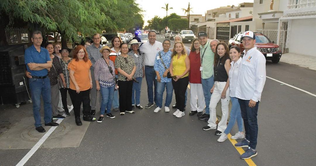 Entrega Toño Astiazarán rehabilitación de avenida Siete