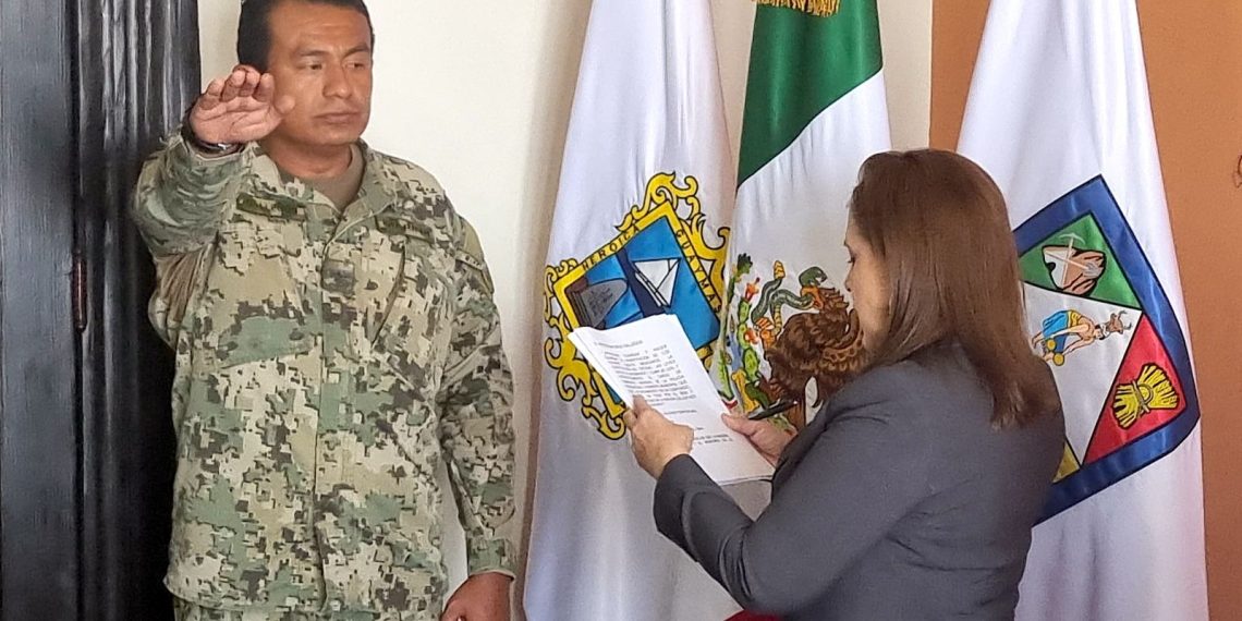 Toma protesta doctora Karla Córdova González al nuevo Comisario de Seguridad Pública.