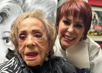 Alejandra Guzmán se cae en el aeropuerto al huir de la prensa