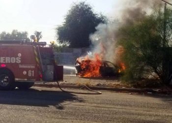 Se incendia vehículo en SLRC; había dos cuerpos en el interior