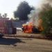 Se incendia vehículo en SLRC; había dos cuerpos en el interior