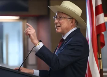 Ken Salazar rechaza que EU niegue información sobre El Mayo Zambada