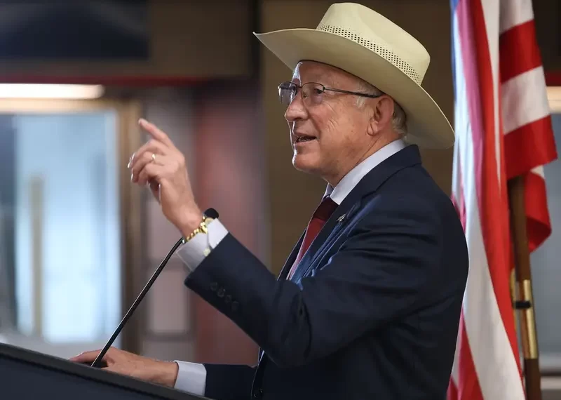 Ken Salazar rechaza que EU niegue información sobre El Mayo Zambada