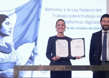 Sheinbaum presenta reforma para dar seguridad social a repartidores de aplicaciones