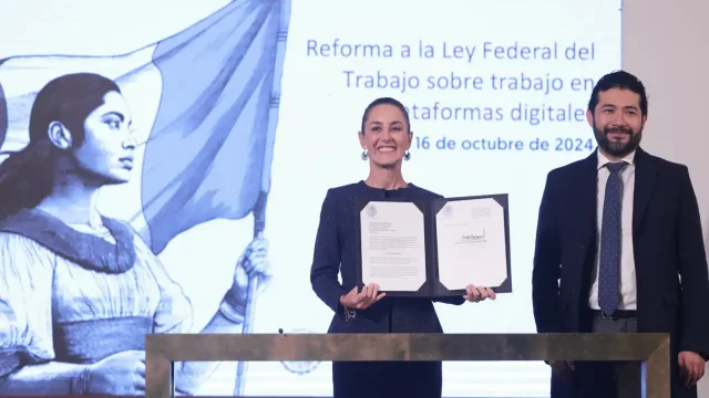 Sheinbaum presenta reforma para dar seguridad social a repartidores de aplicaciones