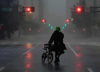 Huracán Milton deja 3 millones de personas sin electricidad y engendra tornados en Florida