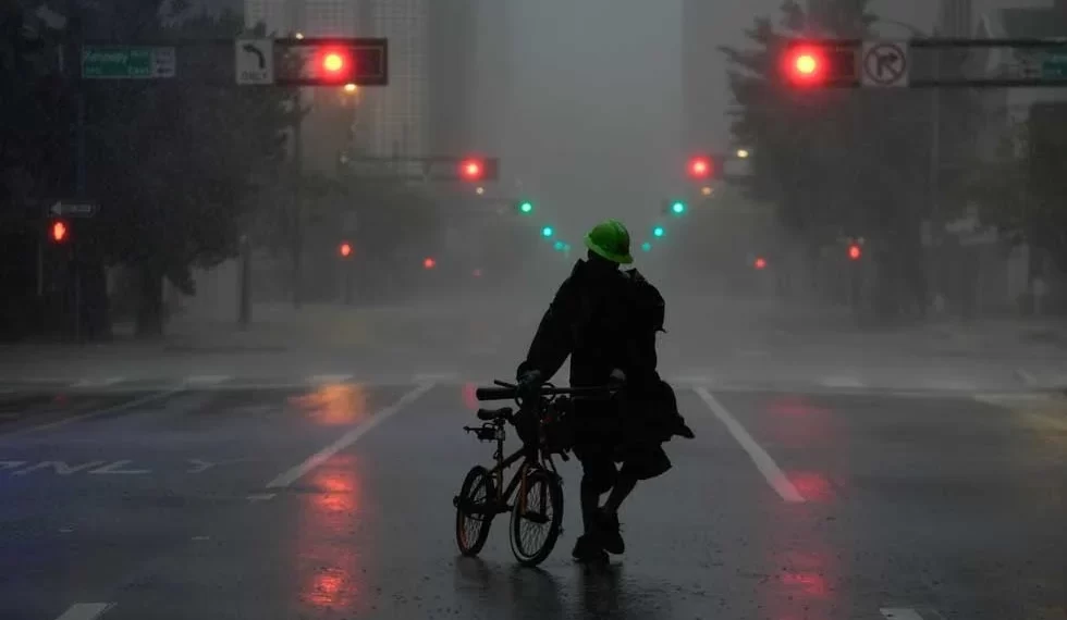 Huracán Milton deja 3 millones de personas sin electricidad y engendra tornados en Florida