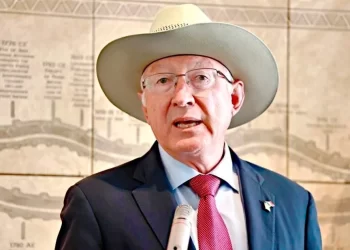 Vamos muy bien, dice Ken Salazar tras ‘sombrerazo’