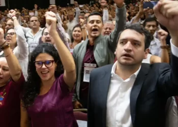 Hijo de AMLO acude a su primer mítin de Morena en Nuevo León 