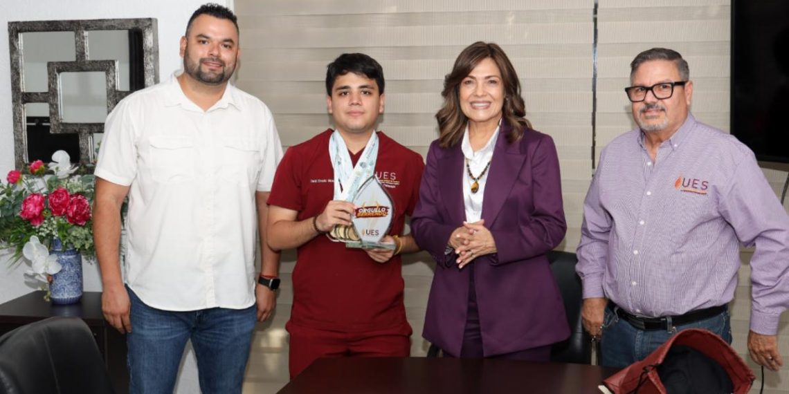 Entrega UES reconocimiento “Orgullo Berrendo” a destacado estudiante deportista