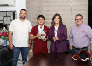 Entrega UES reconocimiento “Orgullo Berrendo” a destacado estudiante deportista