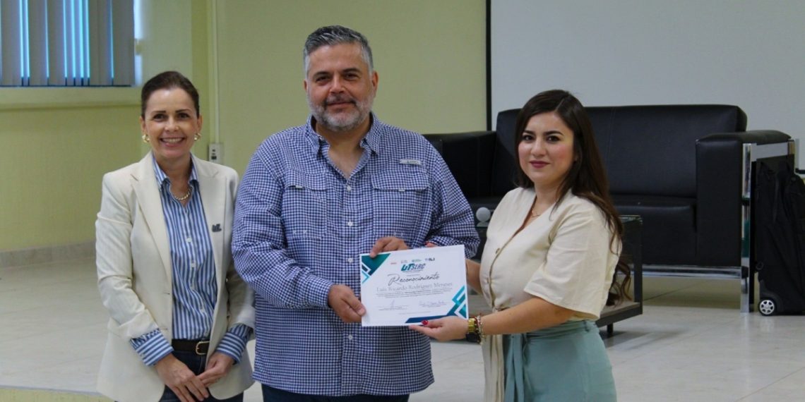 Recibe alumnado de la Universidad Tecnológica de SLRC capacitación especializada en Comercio Exterior