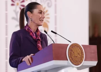 Sheinbaum explica por qué encapsularon a trabajadores del PJ que protestaban fuera del autódromo