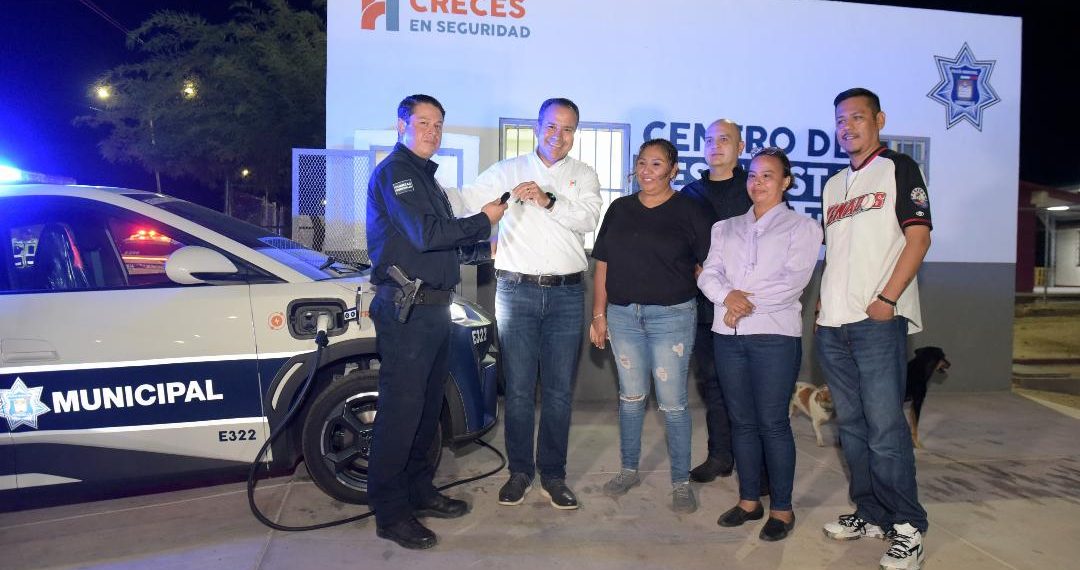 Entrega Toño Astiazarán Centro de Respuesta Inmediata y patrulla en Villas del Sur