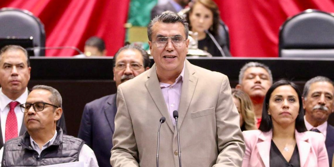 En tribuna, Ramón Flores defiende reformas a artículos 4 y 27 de la Constitución