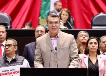 En tribuna, Ramón Flores defiende reformas a artículos  4 y 27 de la Constitución