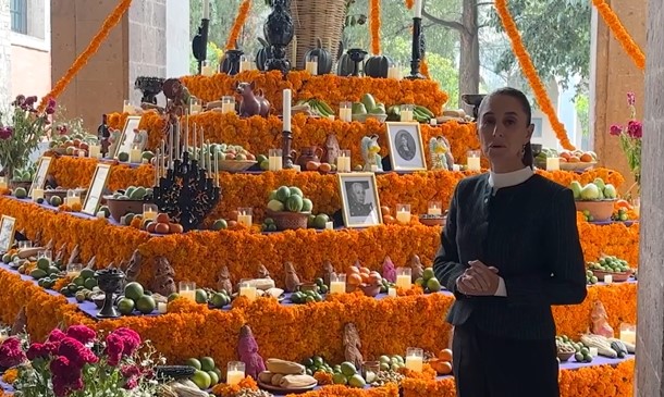 Sheinbaum comparte ofrenda de Día de Muertos en Palacio Nacional