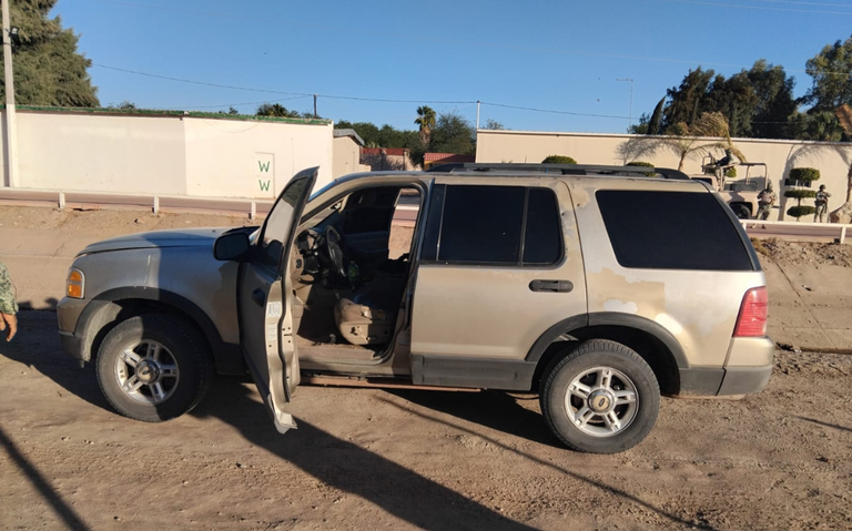 Localizan camioneta abandonada con cargadores y cartuchos