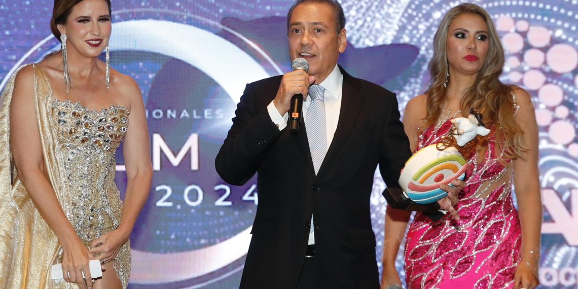 Manlio Fabio Beltrones recibió el Premio Internacional ALMA 2024