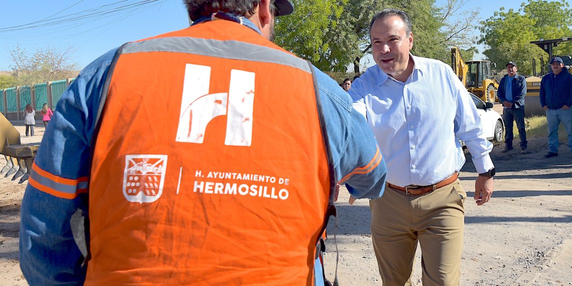 Evalúa Toño Astiazarán innovador tratamiento para disminuir el polvo al Norponiente de la ciudad