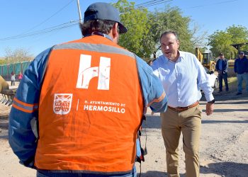 Evalúa Toño Astiazarán innovador tratamiento para disminuir el polvo al Norponiente de la ciudad