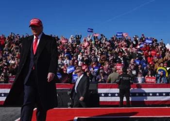 Trump lanza advertencia a Sheinbaum: aumentará 25% los aranceles si no frena el flujo de “criminales” y el tráfico de drogas