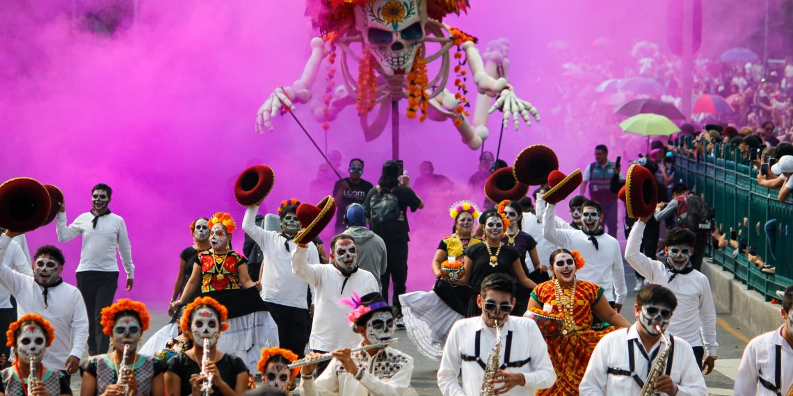 Más de un millón de personas asisten al Gran Desfile del Día de Muertos 2024 en CDMX