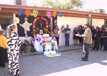 Honra personal de ISEA tradiciones con concurso de Altares de Día de Muertos