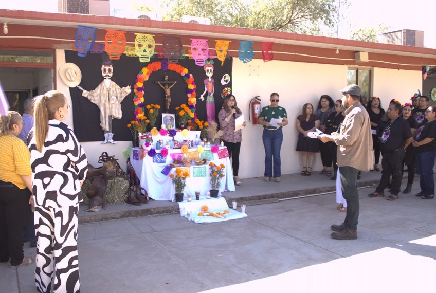 Honra personal de ISEA tradiciones con concurso de Altares de Día de Muertos