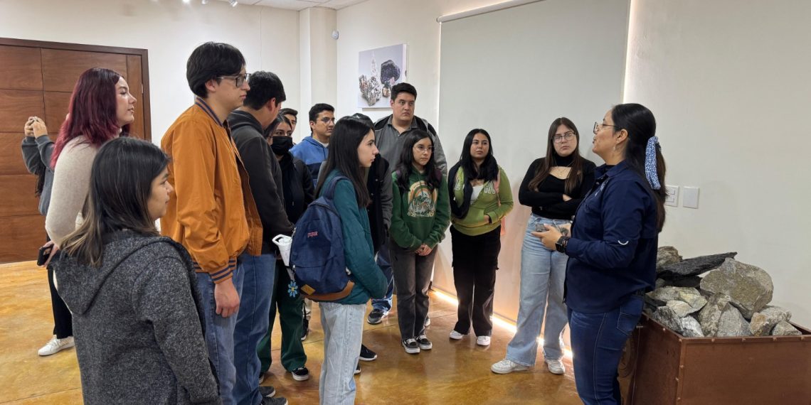 Visitan estudiantes de la Unison Museo de Minerales