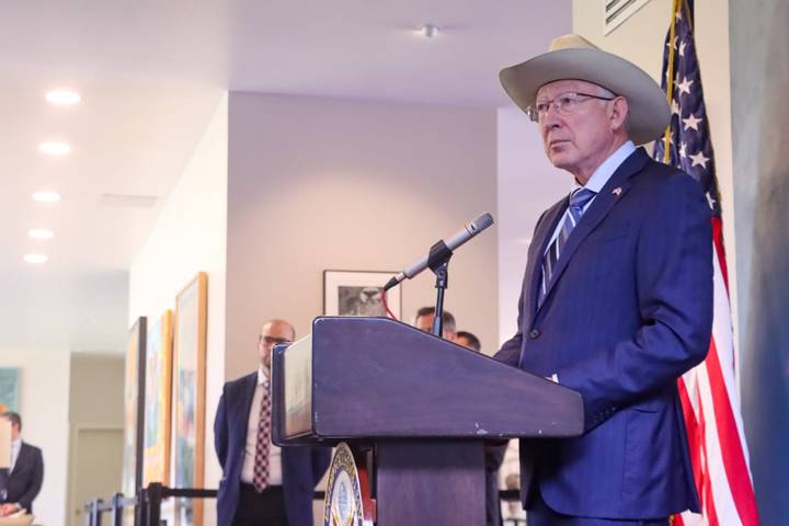 Estrategia de abrazos no balazos no funcionó, afirma Ken Salazar