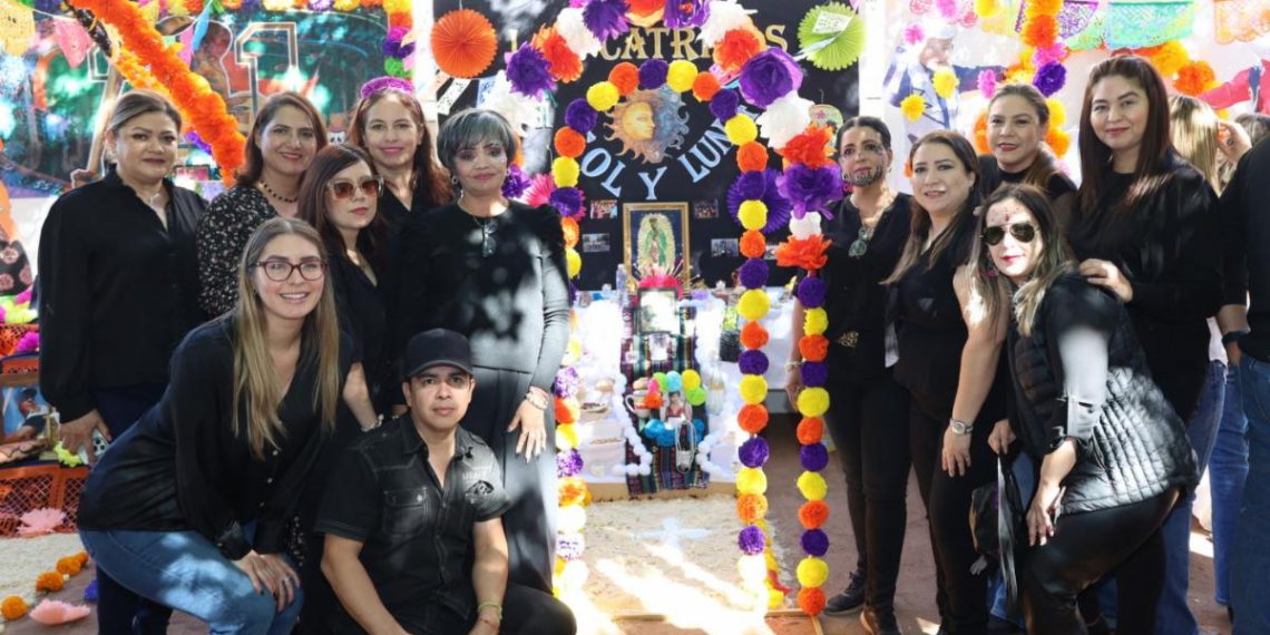 Celebra Isssteson a fieles difuntos con altares, calaveras literarias y catrinas