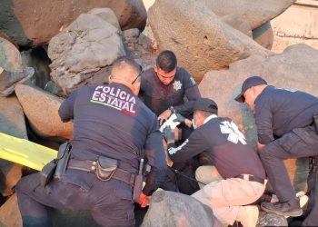 Rescata Gobierno de Sonora a persona lesionada por caída en Puerto Peñasco