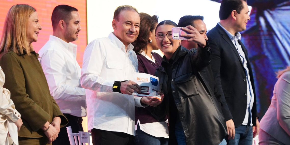 Jóvenes universitarios agradecen a Gobernador Durazo por entrega de Becas Sonora de Oportunidades