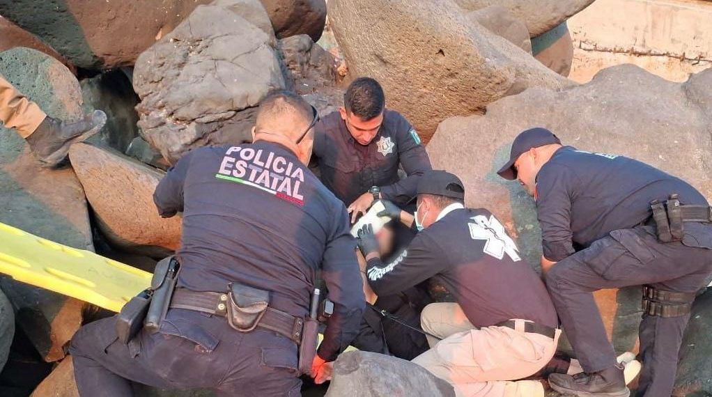 Rescata Gobierno de Sonora a persona lesionada por caída en Puerto Peñasco