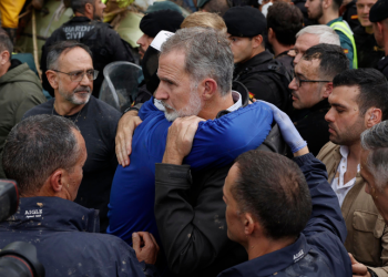 Insultan y lanzan barro a reyes de España durante su visita a las ciudades inundadas